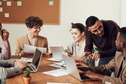Teorías de la comunicación: bases para entender el mundo mediático actual